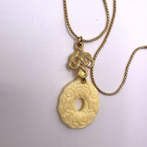 *3/$20* Vintage inspired Avon gold tone and cream necklace - Picture 3 of 4